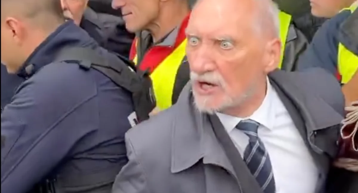 Wieniec Komosy znów ukradziony sprzed pomnika. Rano Macierewicza nagrała kamera