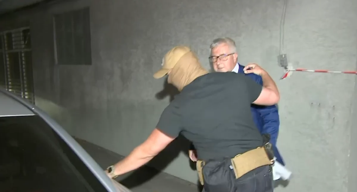 Ryszard Czarnecki zatrzymany. Rzucił jedno zdanie, gdy agent CBA prowadził go do konwoju 