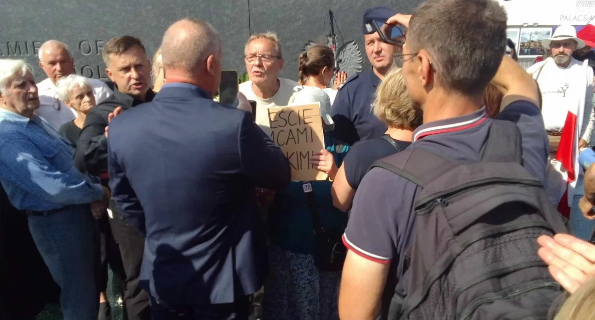 Aktywiści wzywają na kolejną miesięcznicę. Planują dużą manifestację na pohybel Kaczyńskiemu