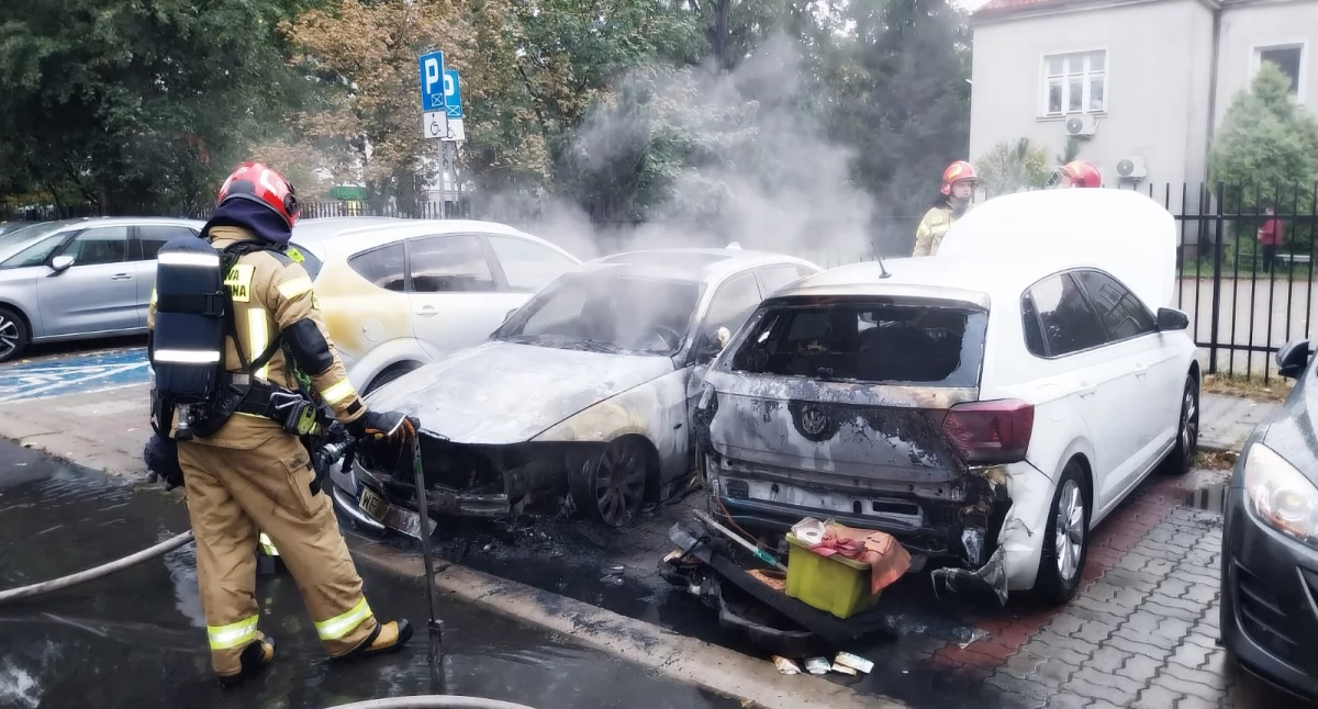 Pożar samochodów na Saskiej Kępie. Spłonęły dwa auta, uszkodzone kolejne