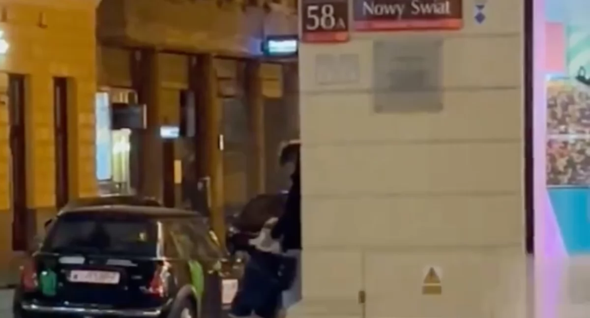 Para uprawiała seks oralny w centrum Warszawy. Jest nagranie z ul. Krakowskie Przedmieście 