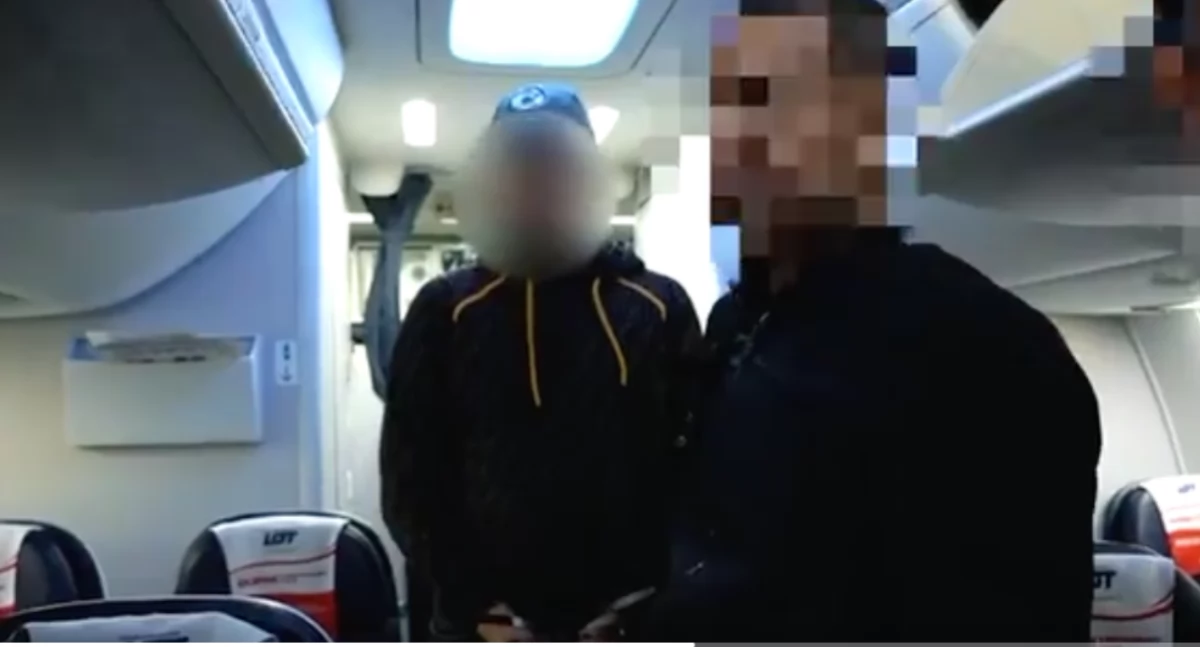 Mamy nagranie z deportacji Pawła Szopy. Aresztowanie i lot pokazał Interpol 