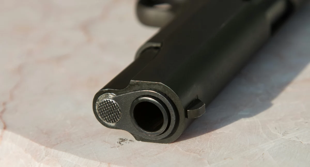Były policjant z raną postrzałową głowy znaleziony w windzie. Mieszkańcy bloku w szoku