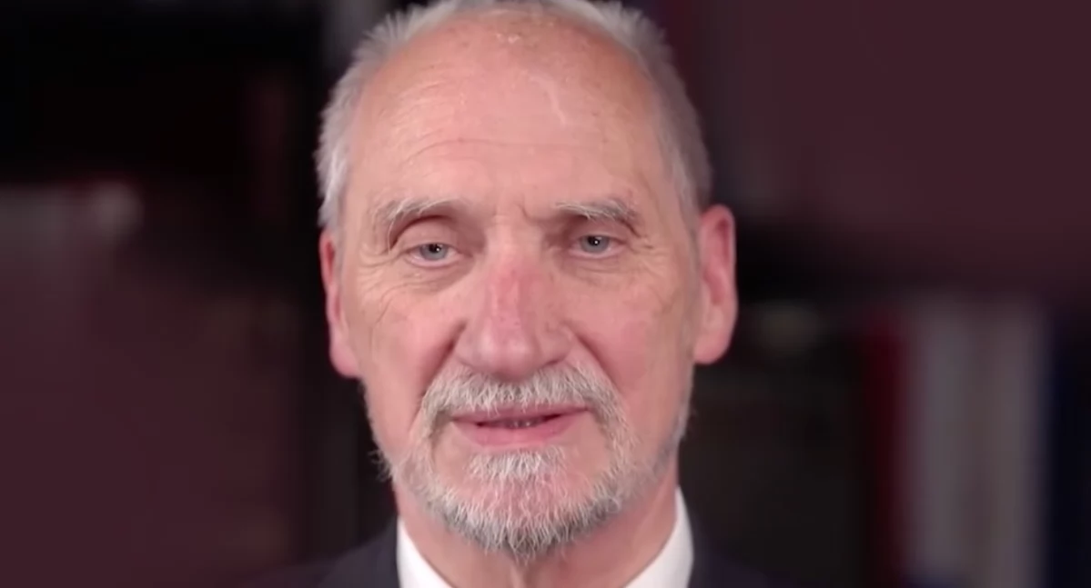 Macierewicz za wykroczenia może stracić prawo jazdy. Telefon w ręce, wyspa i podwójna ciągła