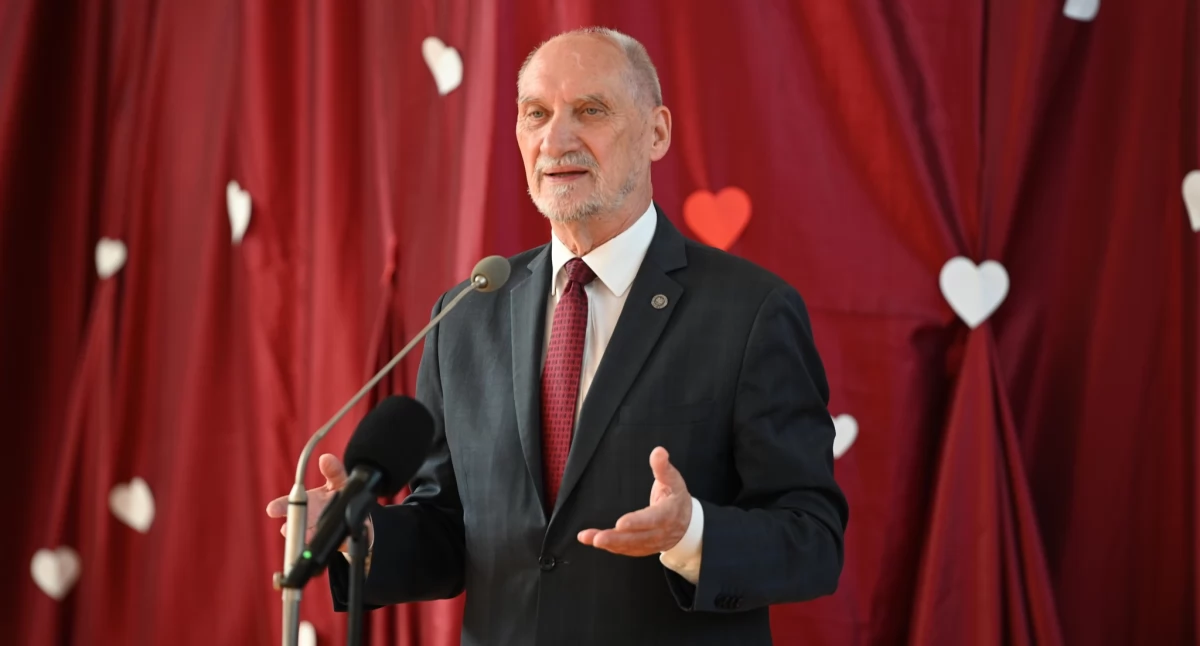 Macierewicz zebrał 32 pkt. karne podczas jednej przejażdżki. Analiza wykroczeń