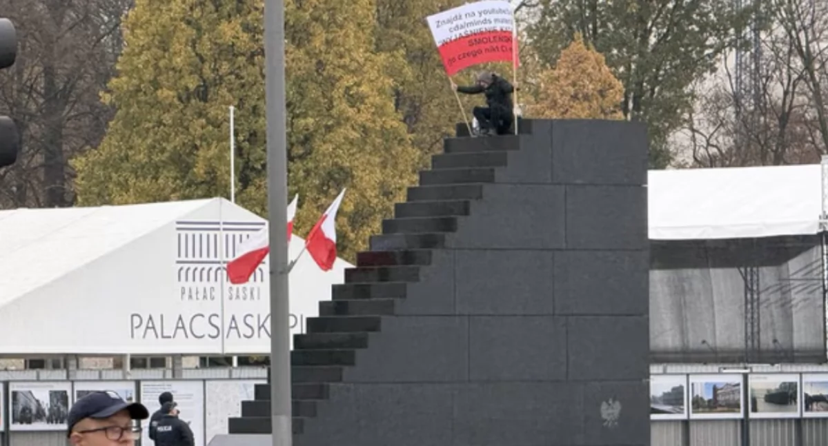 Uzbrojony mężczyzna wszedł na schody smoleńskie. Trzyma kartkę z tajemniczym linkiem 
