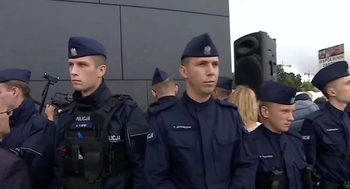 Dzisiaj 174. miesięcznica smoleńska. Zbigniew Komosa składa wieniec, a Kaczyński zapowiada konferencję 