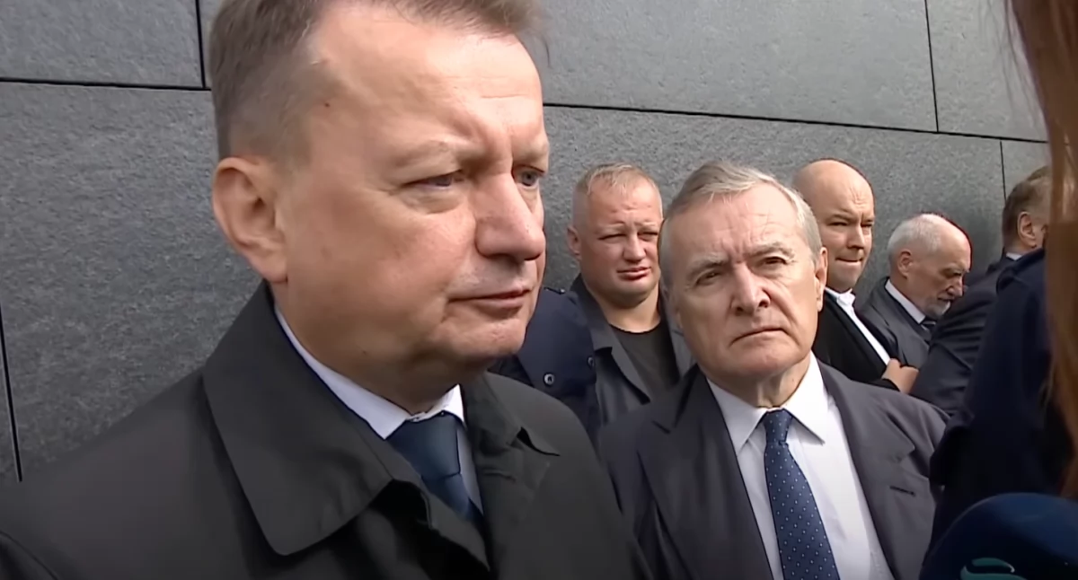 Kolejna 174. miesięcznica smoleńska – transmisja na żywo. Oglądaj online, jak Kaczyński kradnie wieniec 