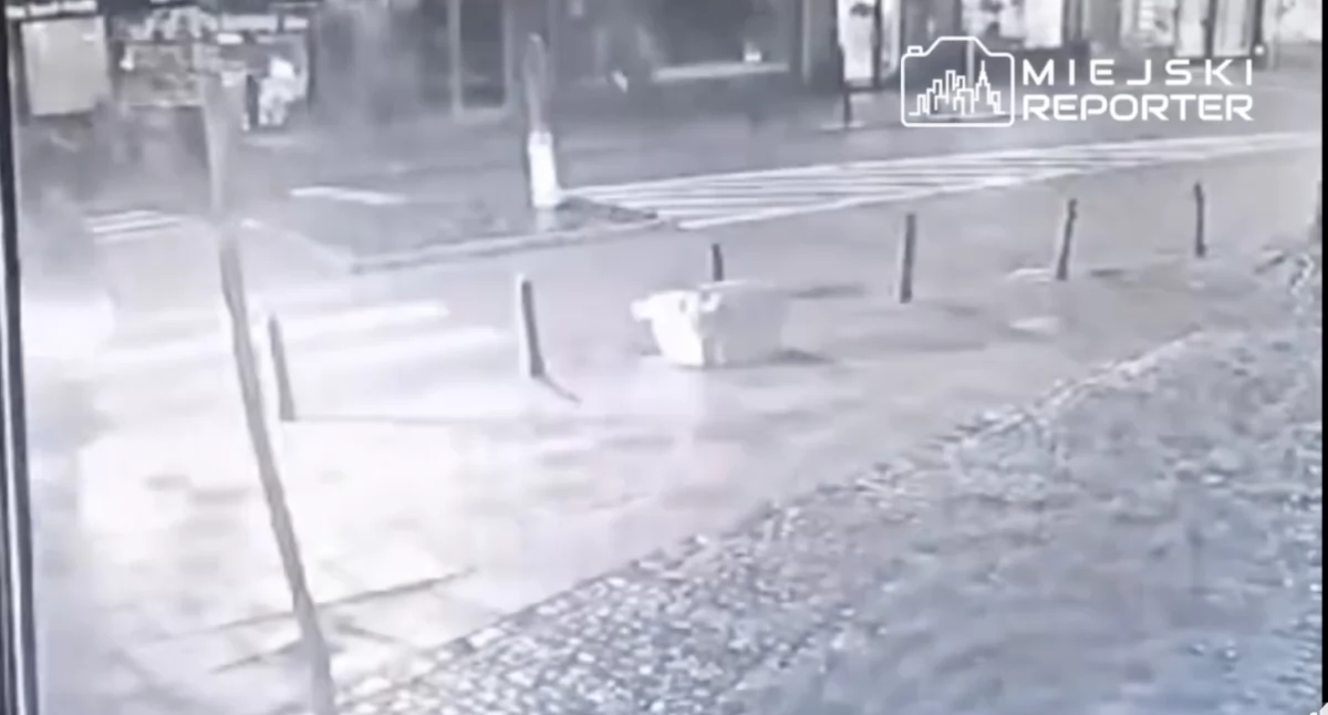Potrącenie pieszego na Mokotowskiej – nagranie wideo. Kierowca uciekł z miejsca zdarzenia 