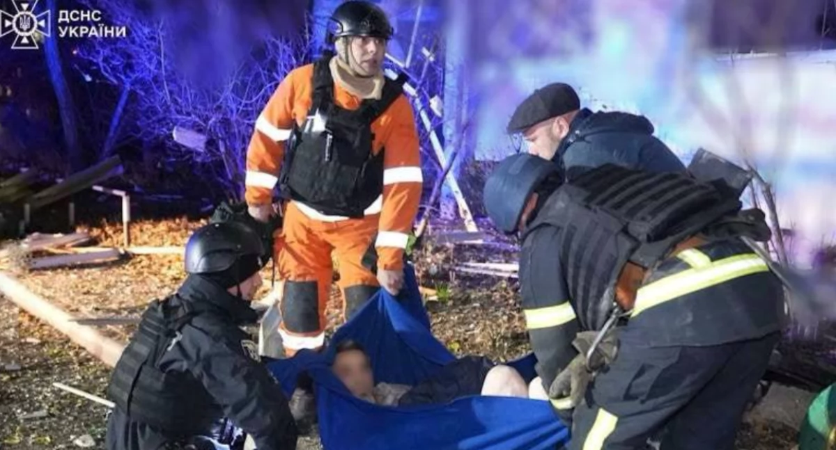 Bestialski atak Putina. Dzieci zginęły po tym, jak rakieta balistyczna uderzyła w blok