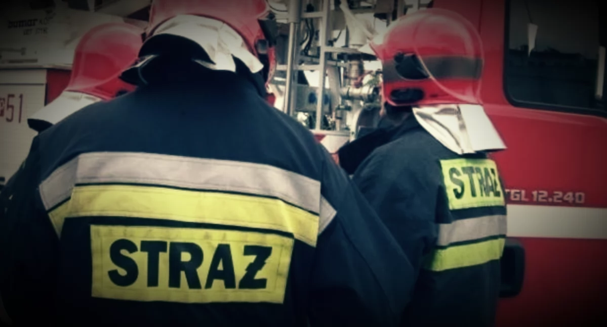 Zawalenie dachu hali w Mławie. Trzy osoby poszkodowane, ratownicy walczą z czasem