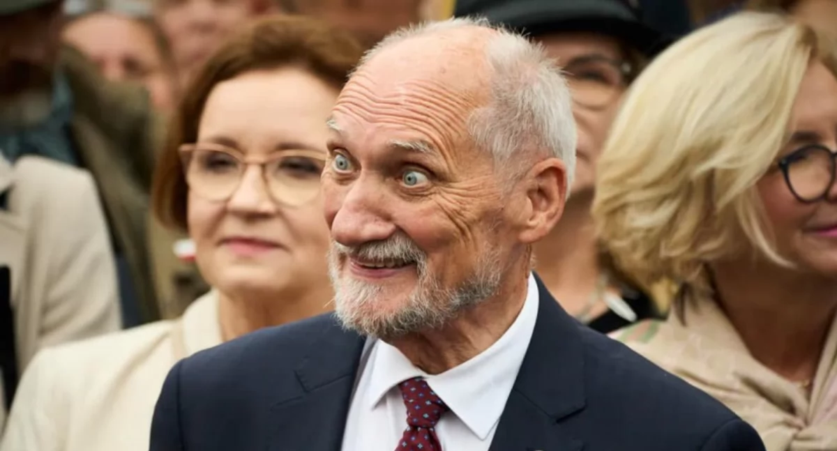 Ludzie Macierewicza 20 razy okrążyli Ziemię za nasze pieniądze. Na kilometrówkach i samolotach ukradli milion zł.
