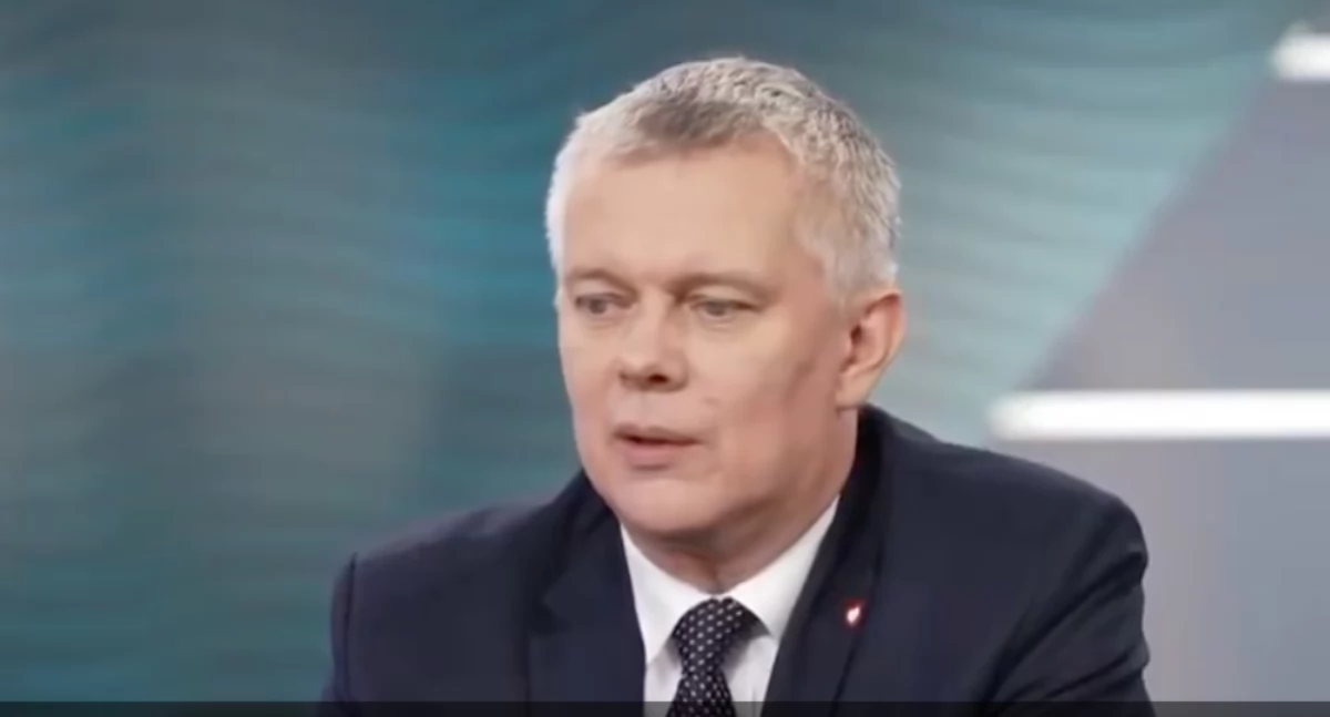 Fikcyjny dyplom Hołowni z Collegium Humanum i kryzys w koalicji. Siemoniak: 