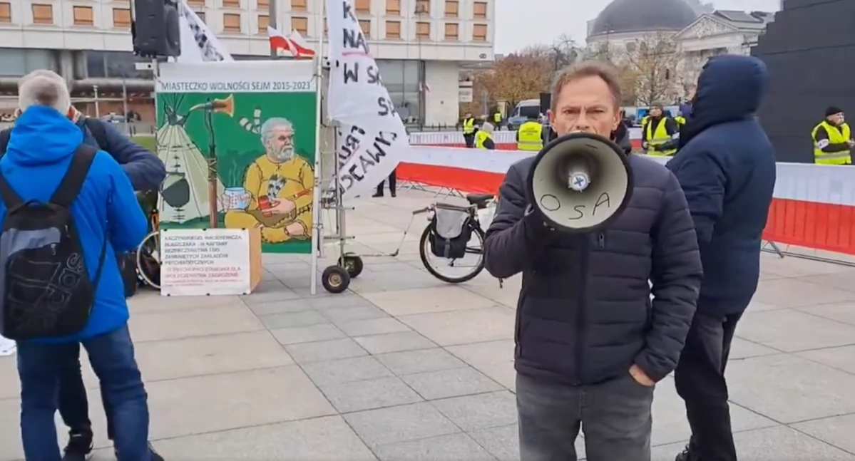Kaczyński pobił aktywistę, a Hołownia waha się nad immunitetem. Szczurek komentuje 