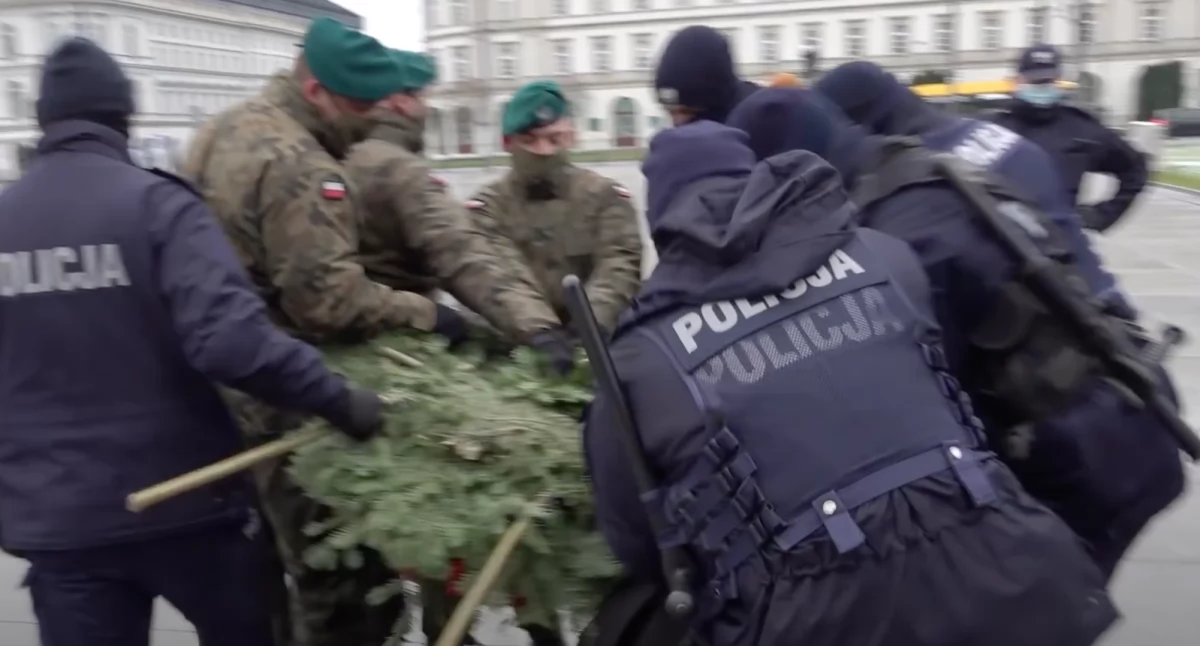 Śledztwo ws. kradzieży wieńców na Placu Piłsudskiego odwieszone. Generał Głąb przechodzi do cywila