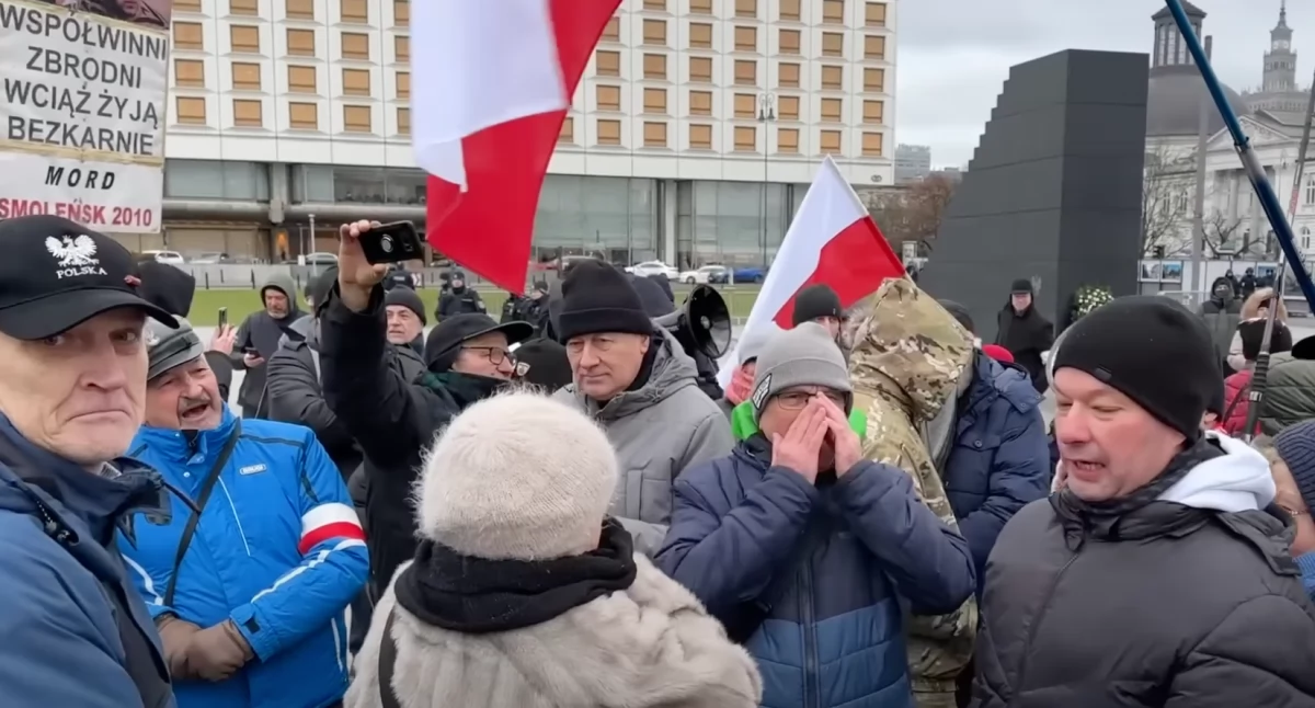 Dzisiaj 177. miesięcznica smoleńska. Wieniec Komosy boli PiS, przepychanki przed pomnikiem