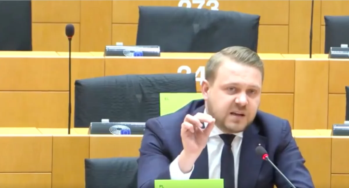 Jacek Ozdoba zakłóca posiedzenie PE. Został uciszony, a mikrofon wyłączony 