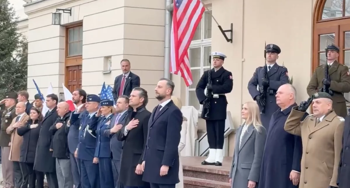 Pete Hegseth już w Warszawie. Szef Pentagonu przywitany przez ministra obrony 