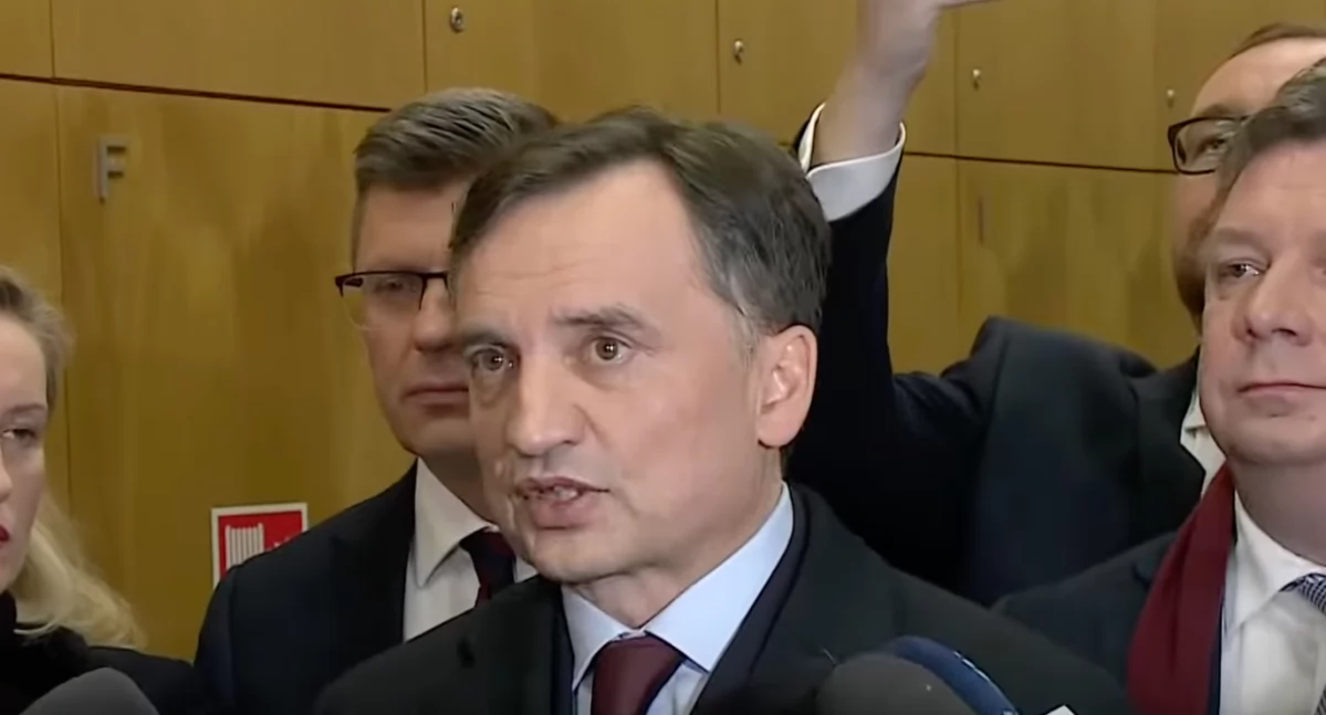 Spór o immunitet Zbigniewa Ziobry. PiS chce wstrzymania procedury i grozi Hołowni 