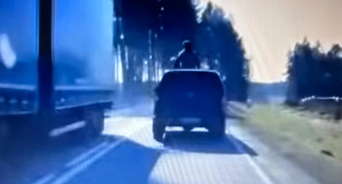 Kierował nogami wystając przez szyberdach. Błąd policji, bo nie złamał prawa