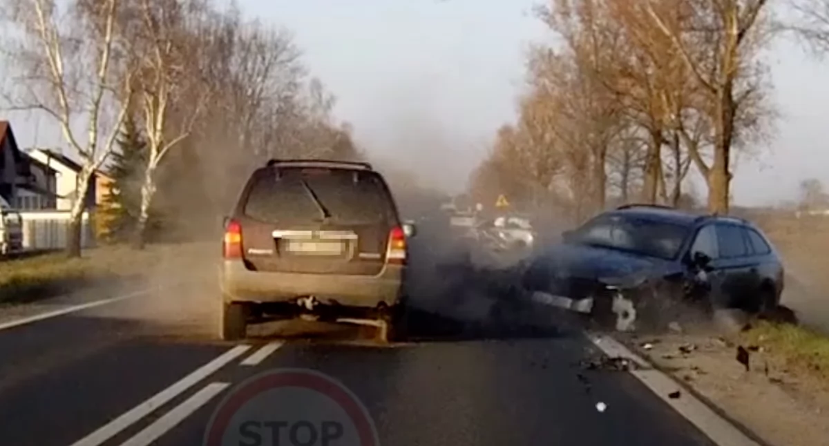 Poważny wypadek w Izbicy. DK17 zablokowana, zderzenie opla z ciężarówką