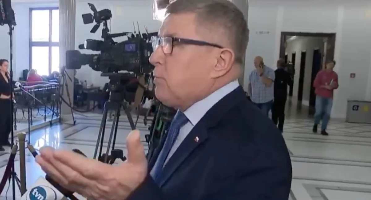 Kuźmiuk oskarża Giertycha o wtargnięcie na mównicę. Fakty obnażają kłamstwo posła PiS