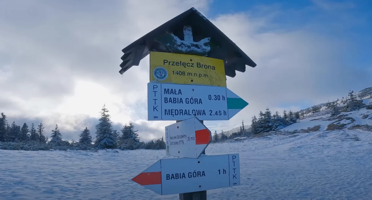 Zima w Beskidach w kwietniu. GOPR ostrzega turystów – zamknięte szlaki i pogoda