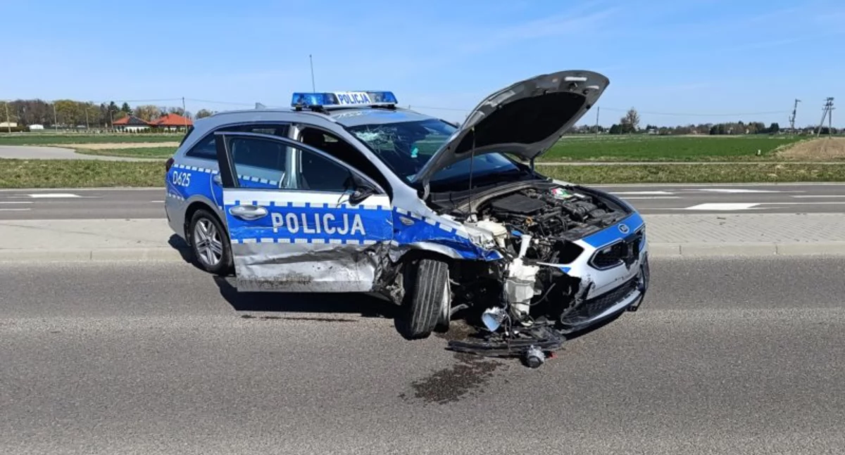 Płońsk: pijani policjanci rozbili radiowóz na służbie. Dwa promile we krwi funkcjonariusza