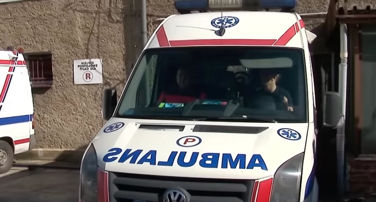 Pijany 70-latek zaatakował ratowniczkę w karetce. Usłyszał zarzuty