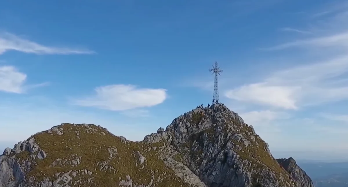 Koniec z rozświetlaniem krzyża na Giewoncie. Najważniejsza przyroda i regulamin 