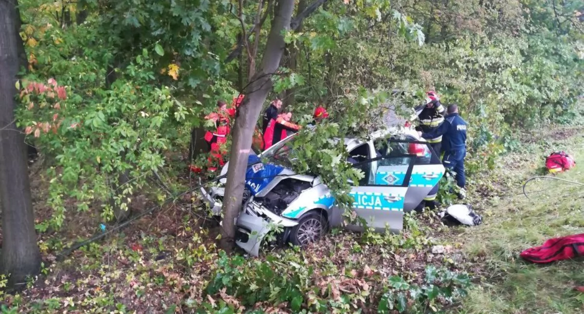 Radiowóz policji zderzył się z osobówką. Są ranni