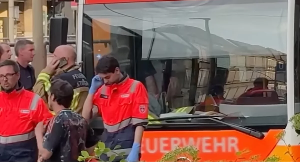 Mercedes staranował pieszych przy stacji metra w Stuttgarcie – są ofiary