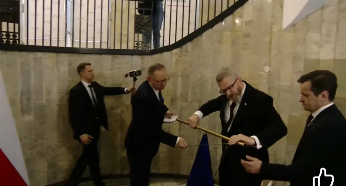 Grzegorz Braun zerwał flagę Unii Europejskiej i wytarł nią buty – wideo i zdjęcia 