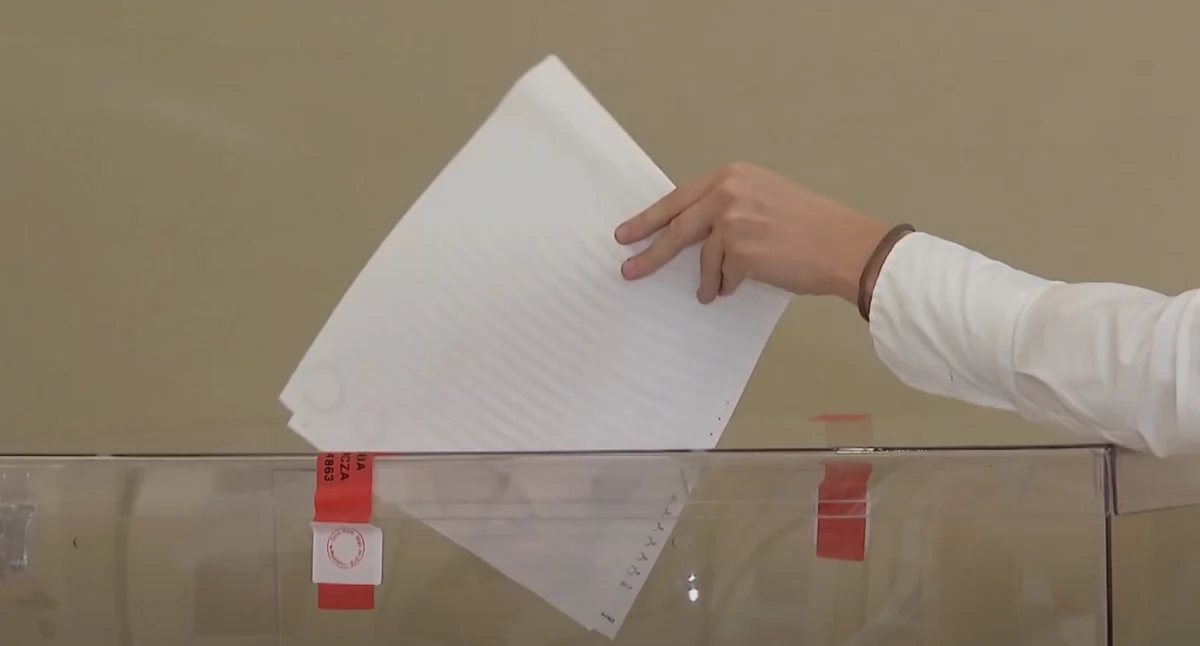 Karty do głosowania mają ścięty róg. Wyjaśniamy, dlaczego to nie błąd