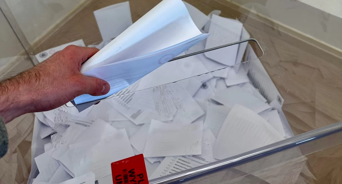 Karta bez stempla w komisji wyborczej. Dziennikarz dostał ją, gdy chciał zagłosować