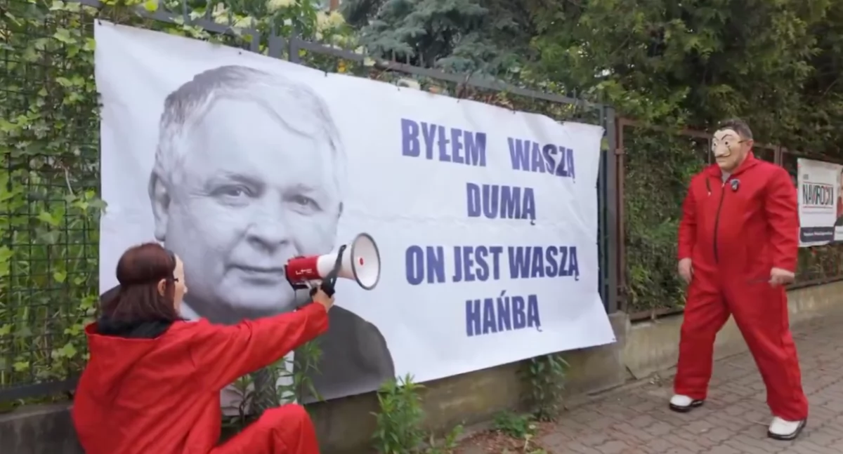 Baner z Lechem Kaczyńskim na płocie prezesa PiS. LBO wróciła z hukiem: „Byłem dumą, on hańbą”