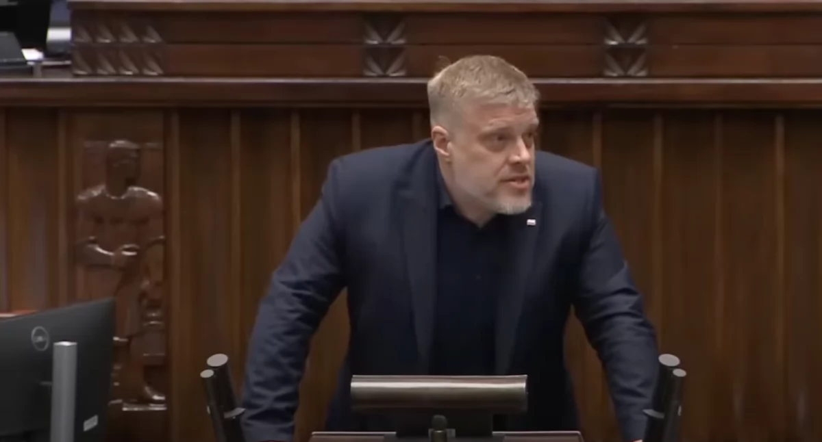 Adrian Zandberg: Expose Tuska to rozwijanie czerwonego dywanu dla PiS i Konfederacji
