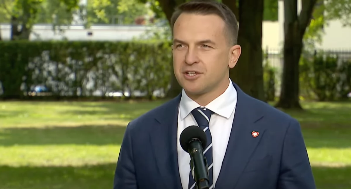 Kariera Adama Szłapki: Od samorządu do rządu. Kim jest nowy rzecznik?