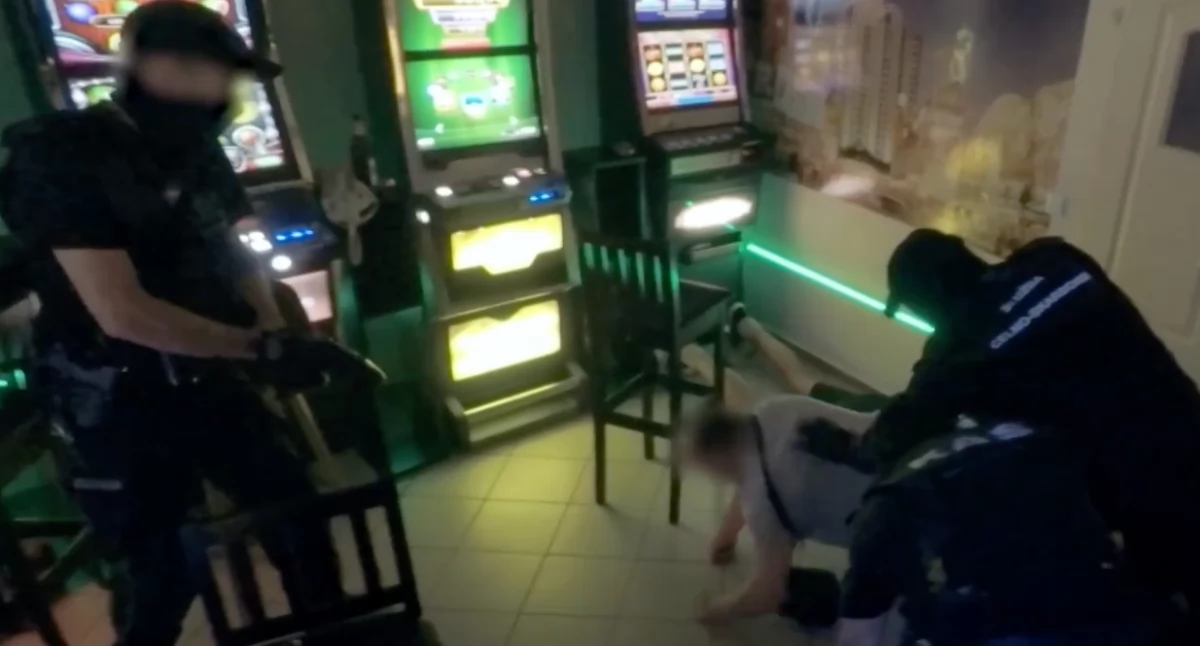 KAS rozbiła gang hazardowy. Zatrzymano 9 osób, zabezpieczono dziesiątki automatów