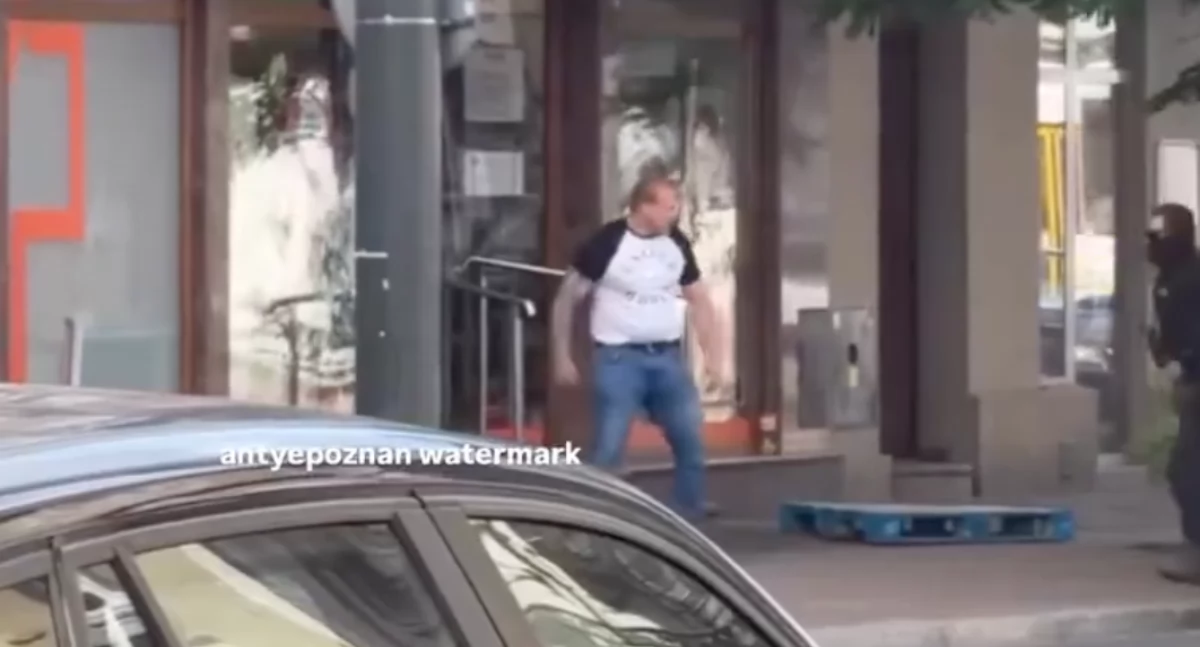 Poznań: Mężczyzna pałką zdemolował aptekę DOZ na Jeżycach. Szybka akcja policji – wideo