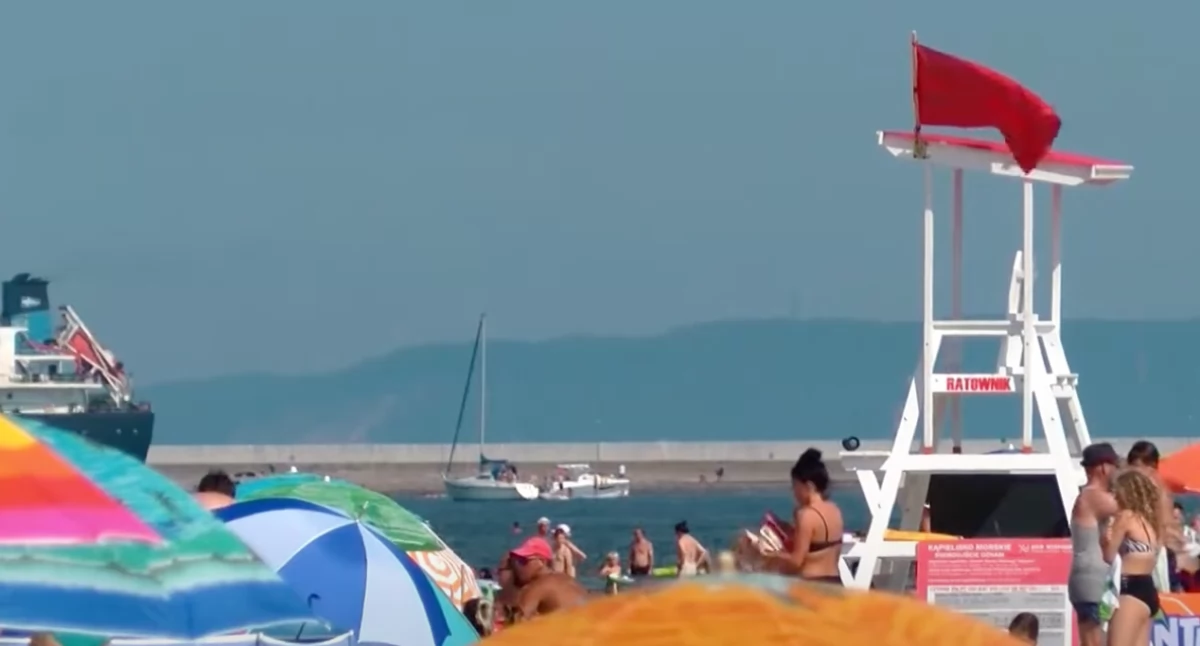 Czerwone flagi nad Bałtykiem i sinice na Kaszubach. Gdzie obowiązuje zakaz kąpieli?