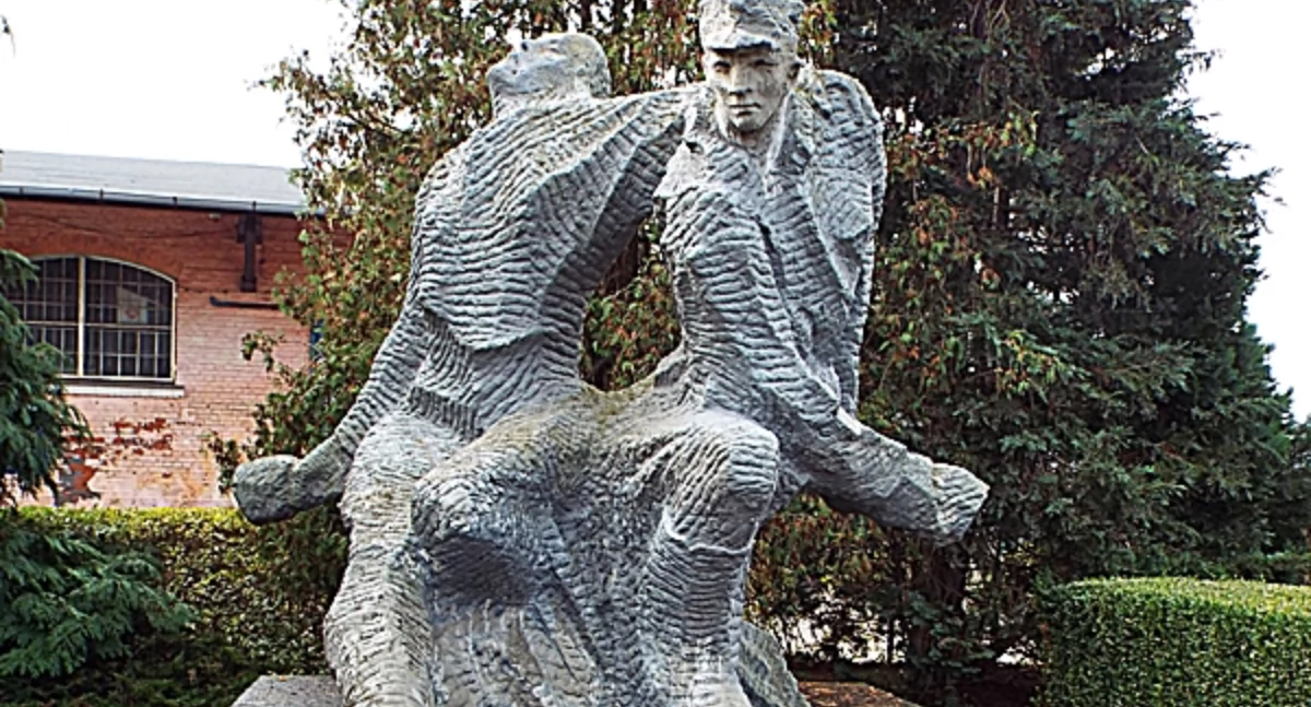 Pomnik polsko-radzieckiego braterstwa w Płotach zburzony. IPN: „Symbol fałszywej historii”