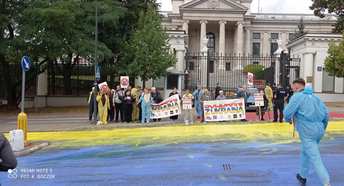 Flaga Ukrainy przed ambasadą Rosji zmyta przez służby. Akcja aktywistów [WIDEO]