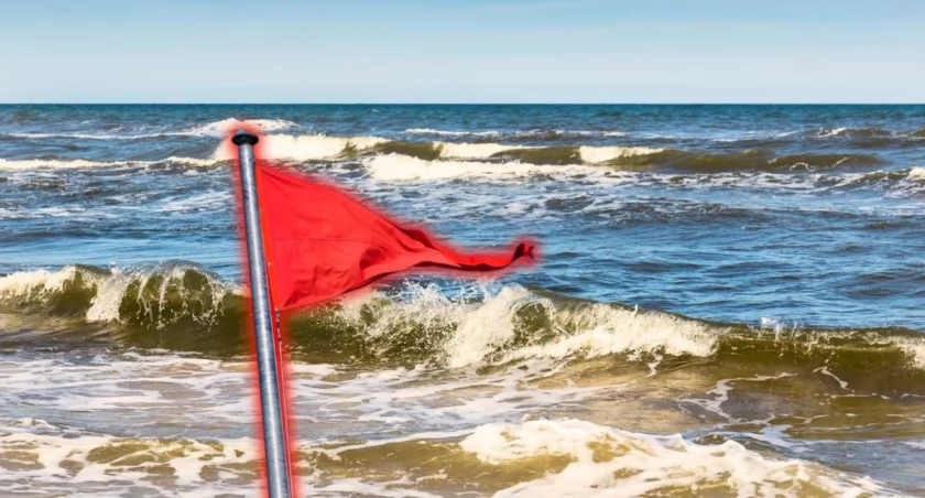 Zakaz kąpieli na wielu plażach nad Bałtykiem. Czerwone flagi w kilkudziesięciu miejscach