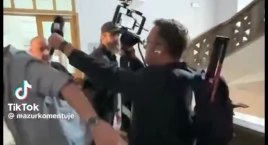 Bójka przed konferencją Tuska. Propagandysta Janusz Życzkowski zapomniał, że sztab, to nie kółko różańcowe