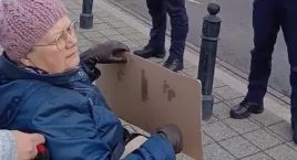 Babcia Kasia na wózku inwalidzkim na miesięcznicy smoleńskiej. Walczy z kłamstwem PiS 