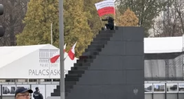 Uzbrojony mężczyzna wszedł na schody smoleńskie. Trzyma kartkę z tajemniczym linkiem 