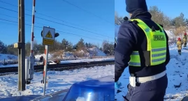 Groźne zderzenie samochodu z pociągiem w Świebodzinie. Utrudnienia na trasie kolejowej