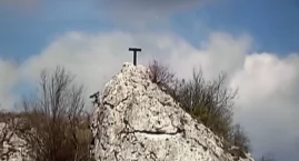 Wywrócił krzyż w kościele. Grozi mu wyrok jak za gwałt