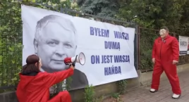 Baner z Lechem Kaczyńskim na płocie prezesa PiS. LBO wróciła z hukiem: „Byłem dumą, on hańbą”